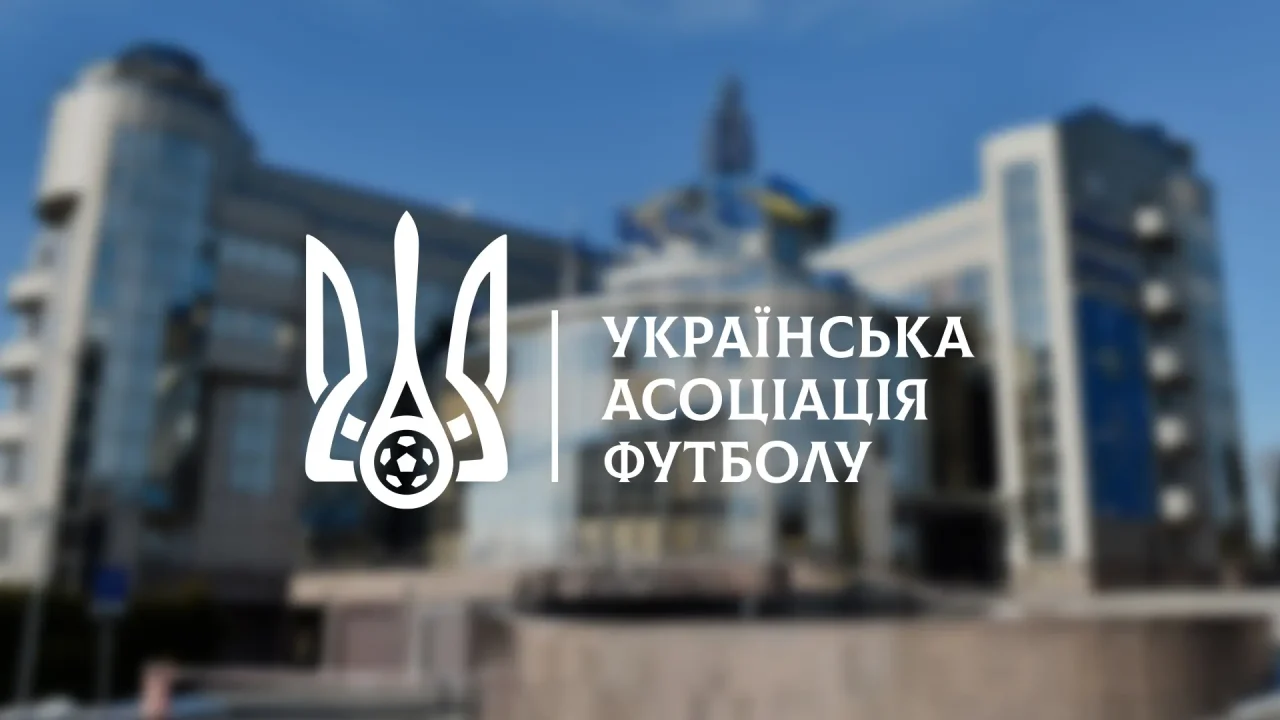 Емблема Української асоціації футболу на тлі Будинку футболу