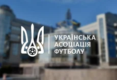 Емблема Української асоціації футболу на тлі Будинку футболу