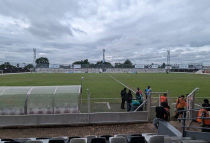 Футболістки ведуть боротьбу за м’яч під час жіночого матчу