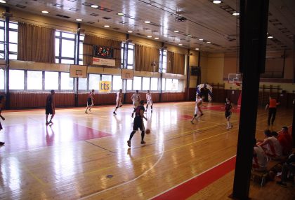 Юні баскетболісти проводять атаку під час матчу