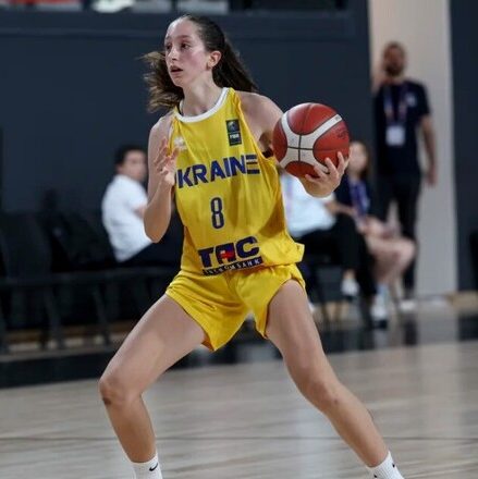Баскетболістка збірної України U-18 веде м’яч під час матчу