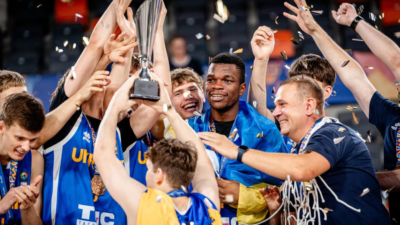 Збірна України U20 святкує перемогу на Євробаскеті-2026 у Дивізіоні B