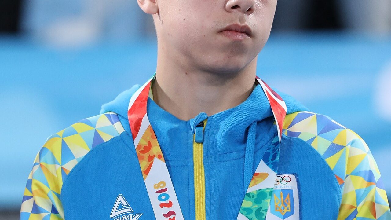 Назар Чепурний під час церемонії нагородження на юнацьких Олімпійських іграх