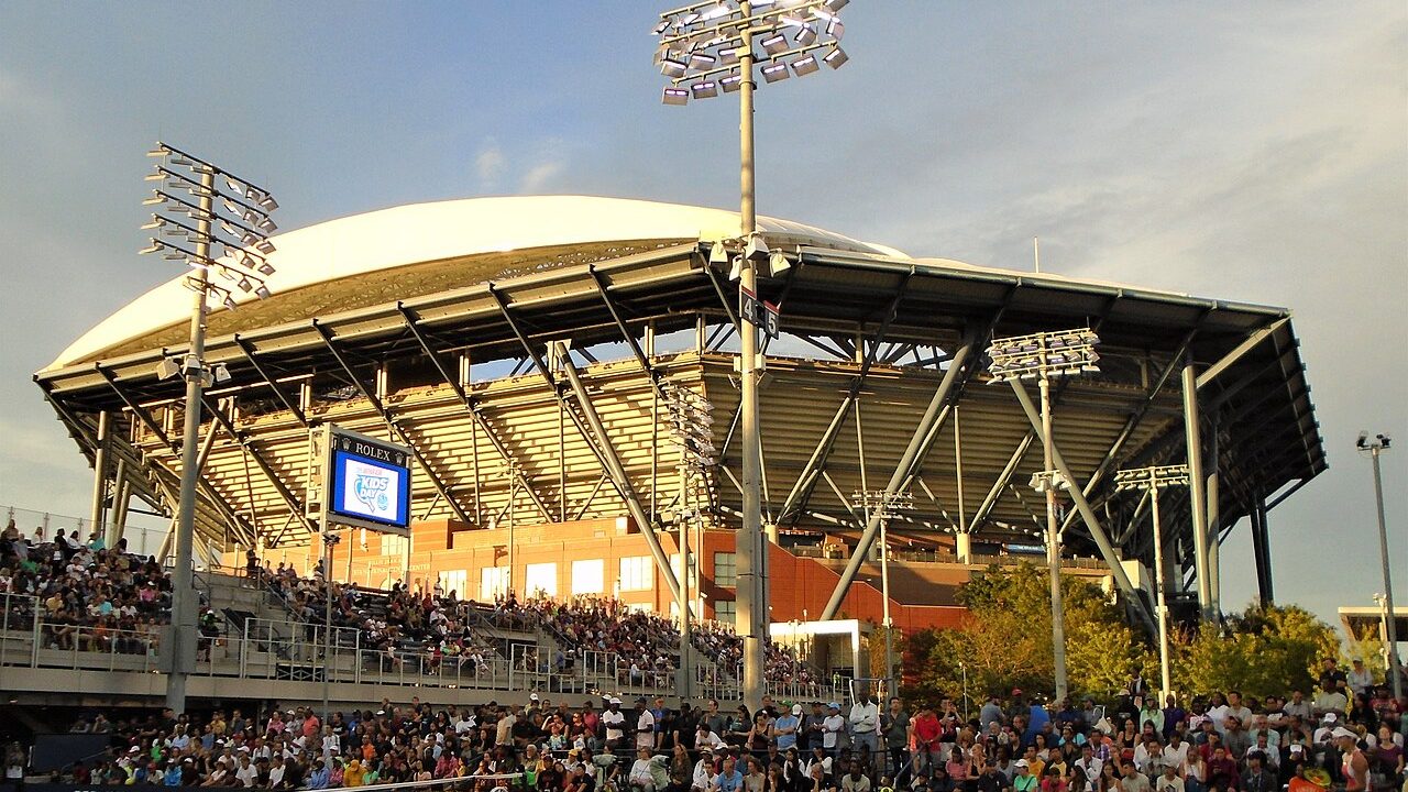 Корти тенісного центру US Open і стадіон Arthur Ashe на заході сонця