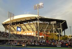 Корти тенісного центру US Open і стадіон Arthur Ashe на заході сонця