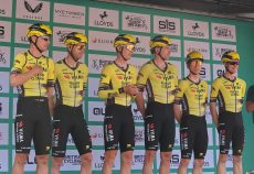 Метью Бреннан у складі команди Visma–Lease a Bike перед велогонкою