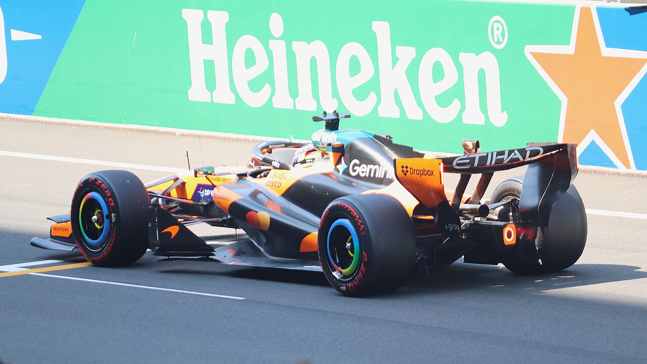 Оскар Піастрі проходить поворот на боліді McLaren