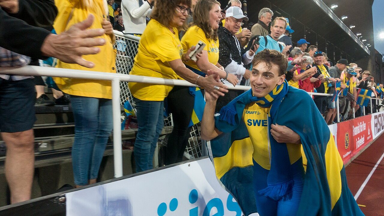 Арман Дюплантіс після успішного стрибка з жердиною