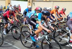 Жіночий пелотон під час олімпійської шосейної гонки в Парижі