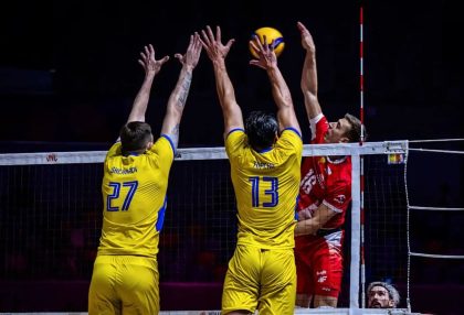 Чоловічі волейбольні команди грають матч у спортивній залі