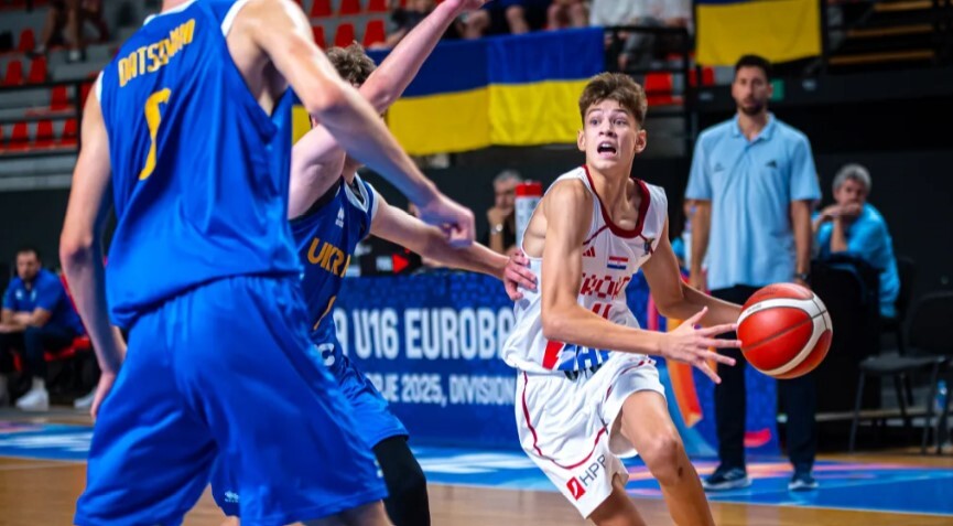 Баскетболіст збірної України U-16 під час міжнародного матчу
