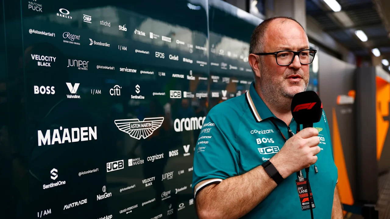 Том Маккалоу під час роботи з командою Aston Martin