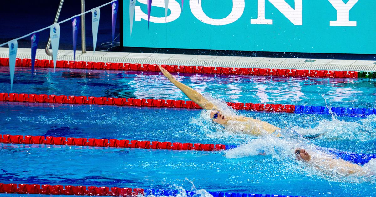 Плавець долає дистанцію на чемпіонаті світу в 25-метровому басейні