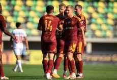 Гравці «Харкова» святкують переможний гол у матчі з «Вересом»