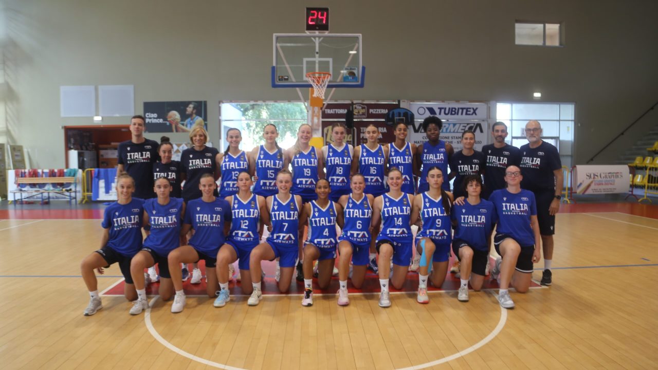 Командна фотографія жіночої збірної Італії U-16