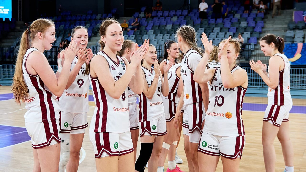 Баскетболістки збірної Латвії U-16 святкують перемогу