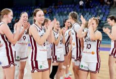 Баскетболістки збірної Латвії U-16 святкують перемогу
