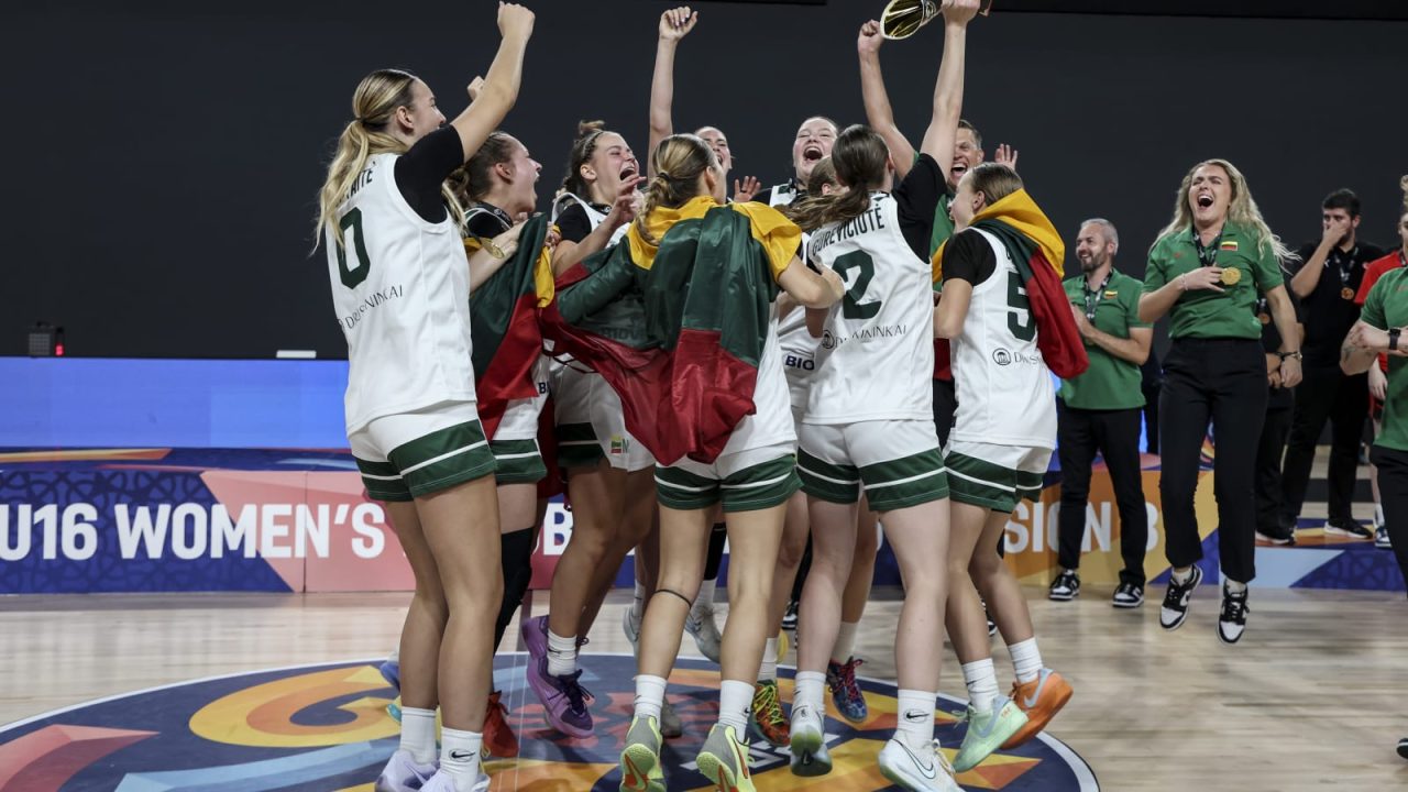Баскетболістки збірної Литви U-16 святкують після матчу