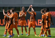 Юні футболісти ведуть боротьбу за м’яч під час матчу