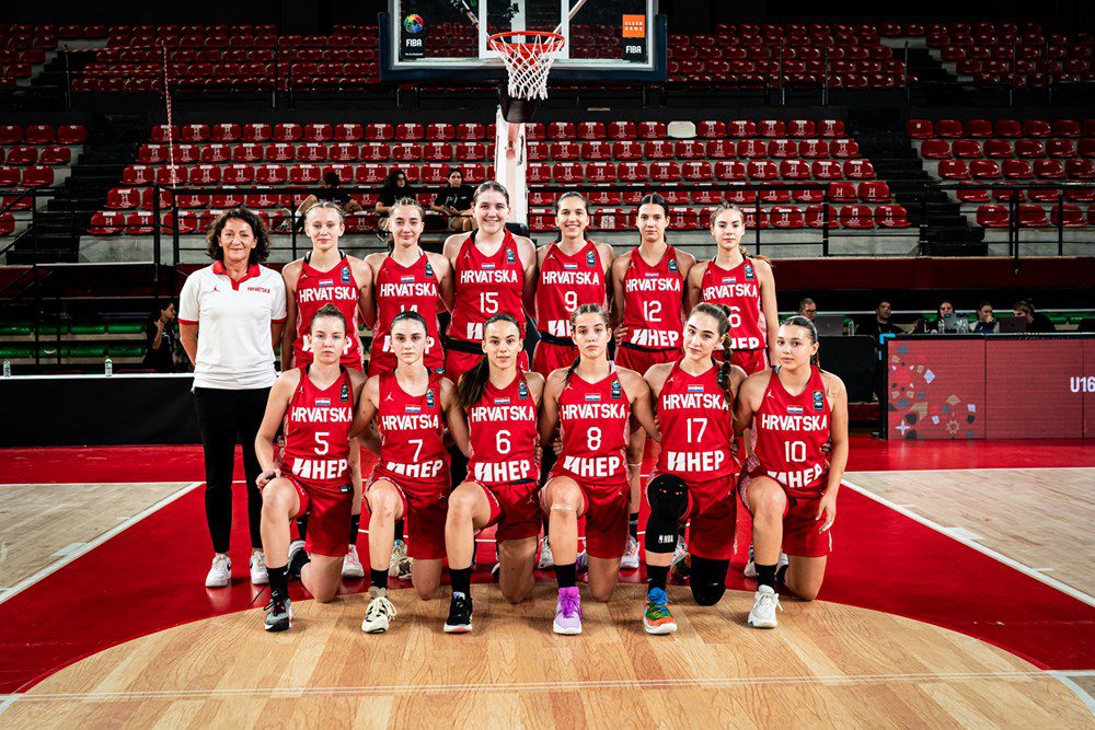 Командна фотографія жіночої збірної Хорватії U-16